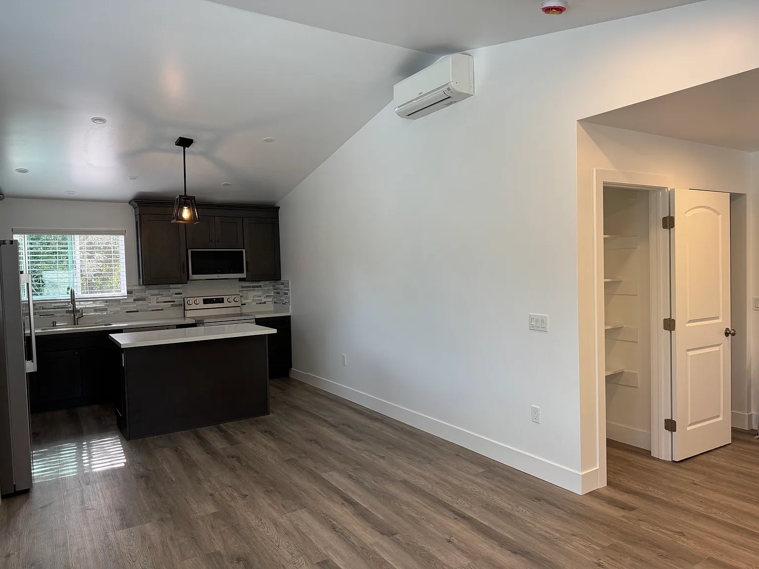 2 bed, 900 sqft, $2,700 — Photo 3