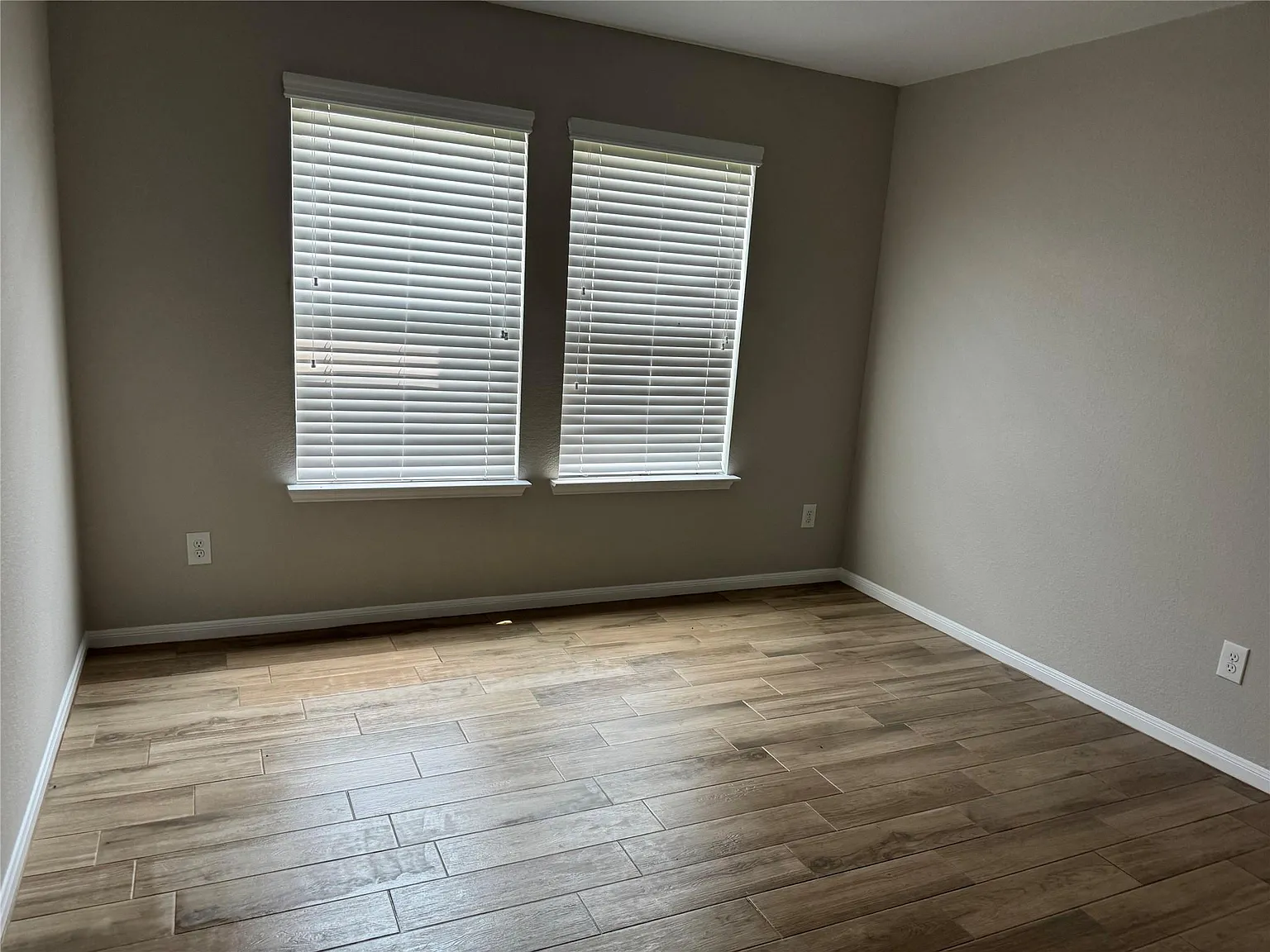5 bed, 3.0 bath, 2437 sqft, $2,450 — Photo 2