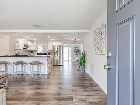 2nd image of 205 W Canal Dr