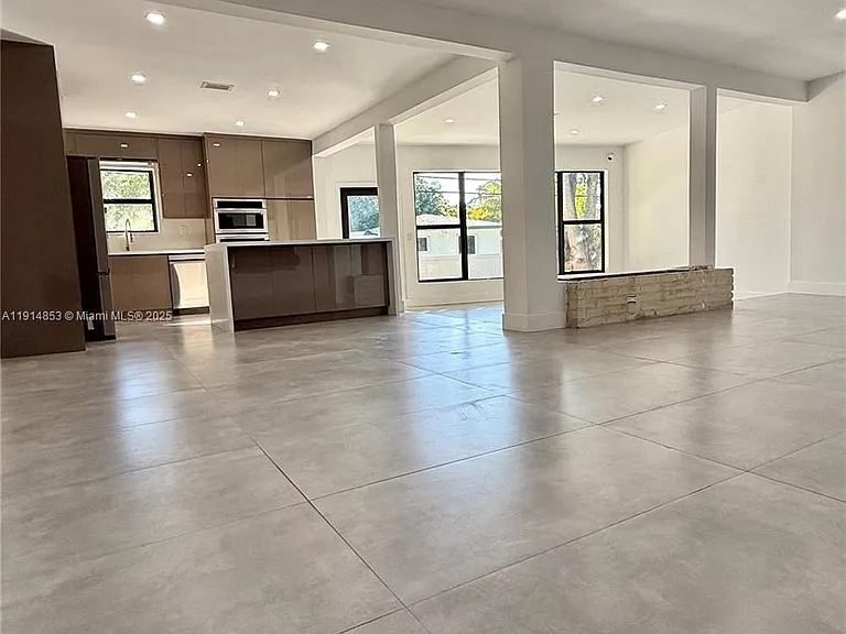 12615 N Miami Ave — Photo 12