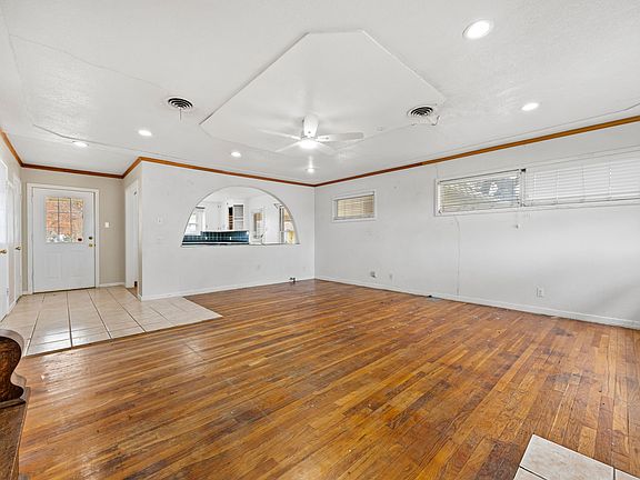 3rd image of 1002 W Woodlawn St