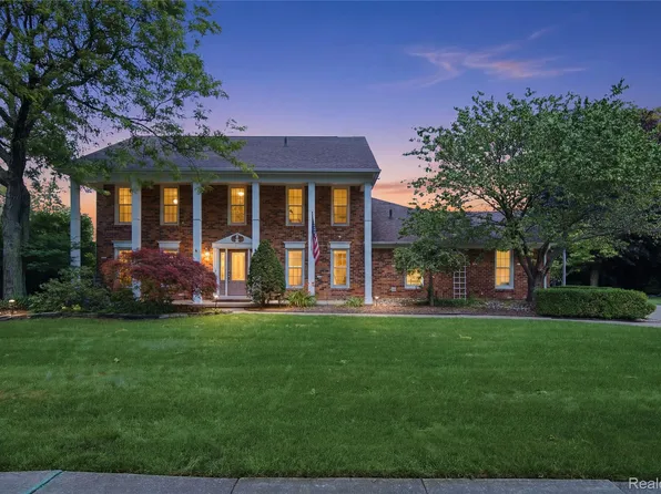 46884 Ben Franklin Dr, Shelby Township, MI 48315