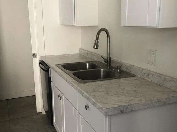3rd image of 4707 E Belleview St