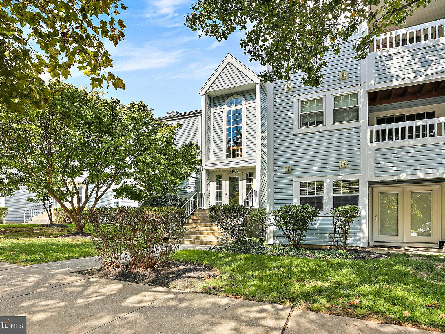 3 bed, 2.0 bath, 1203 sqft, $2,300 — Photo 1