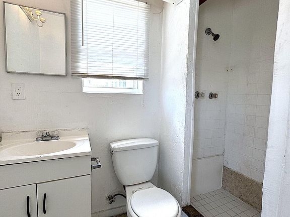 4th image of 419-421 N Wild Olive Ave Unit 4