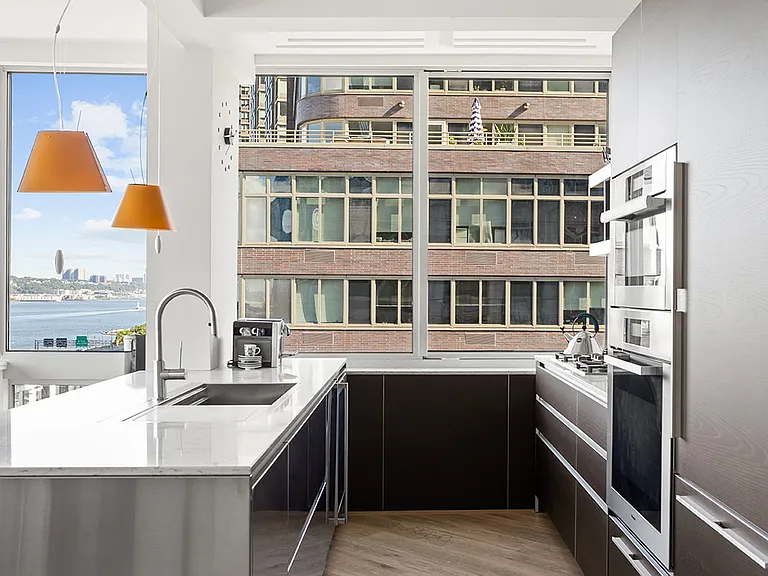 120 Riverside Blvd #14E — Photo 4