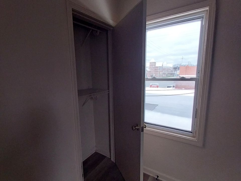 Bedroom 1-closet