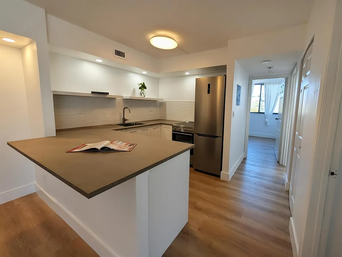 Building Photo - 2713 Tigertail Ave #402