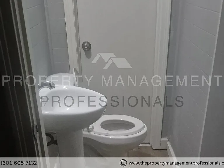 348 Colonial Dr — Photo 5