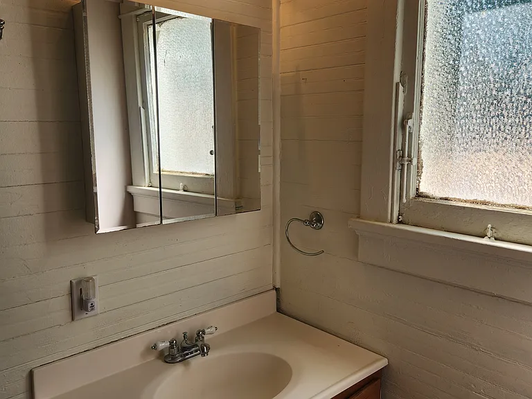 828 Mazant St #B — Photo 7