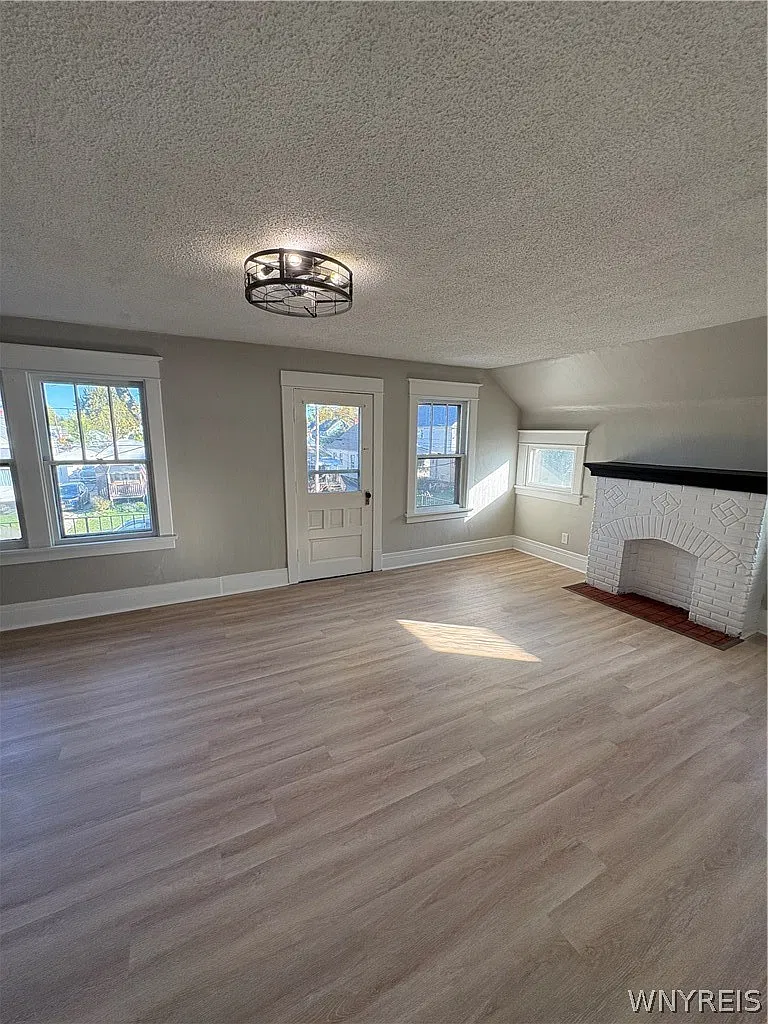 2 bed, 1.0 bath, 2016 sqft, $1,350 — Photo 2