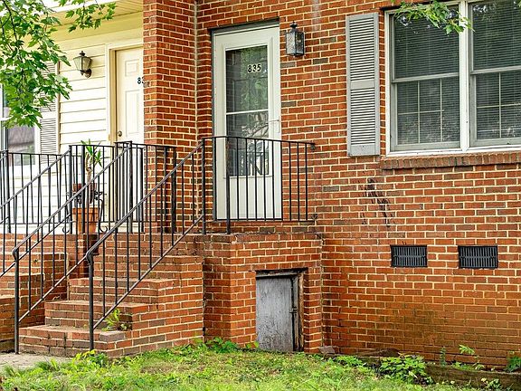 3rd image of 835 Vine St