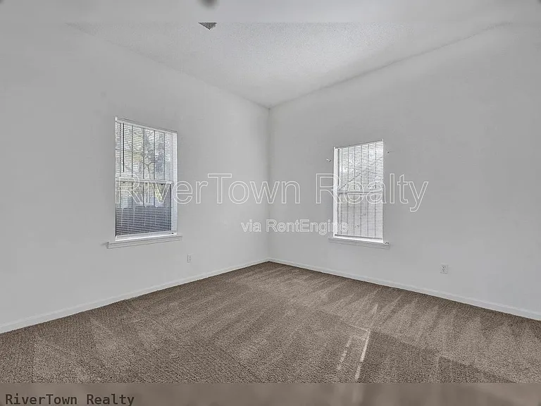 439 Simpson Ave — Photo 10