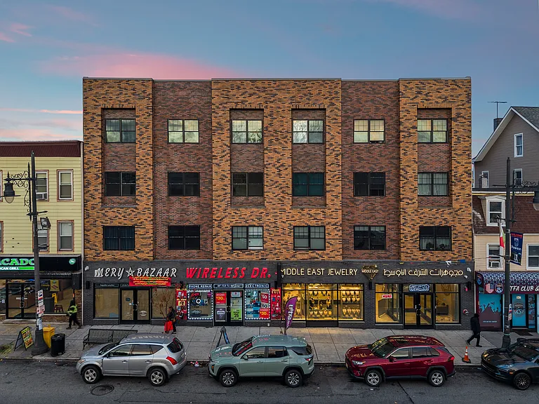 941 Main — Photo 1