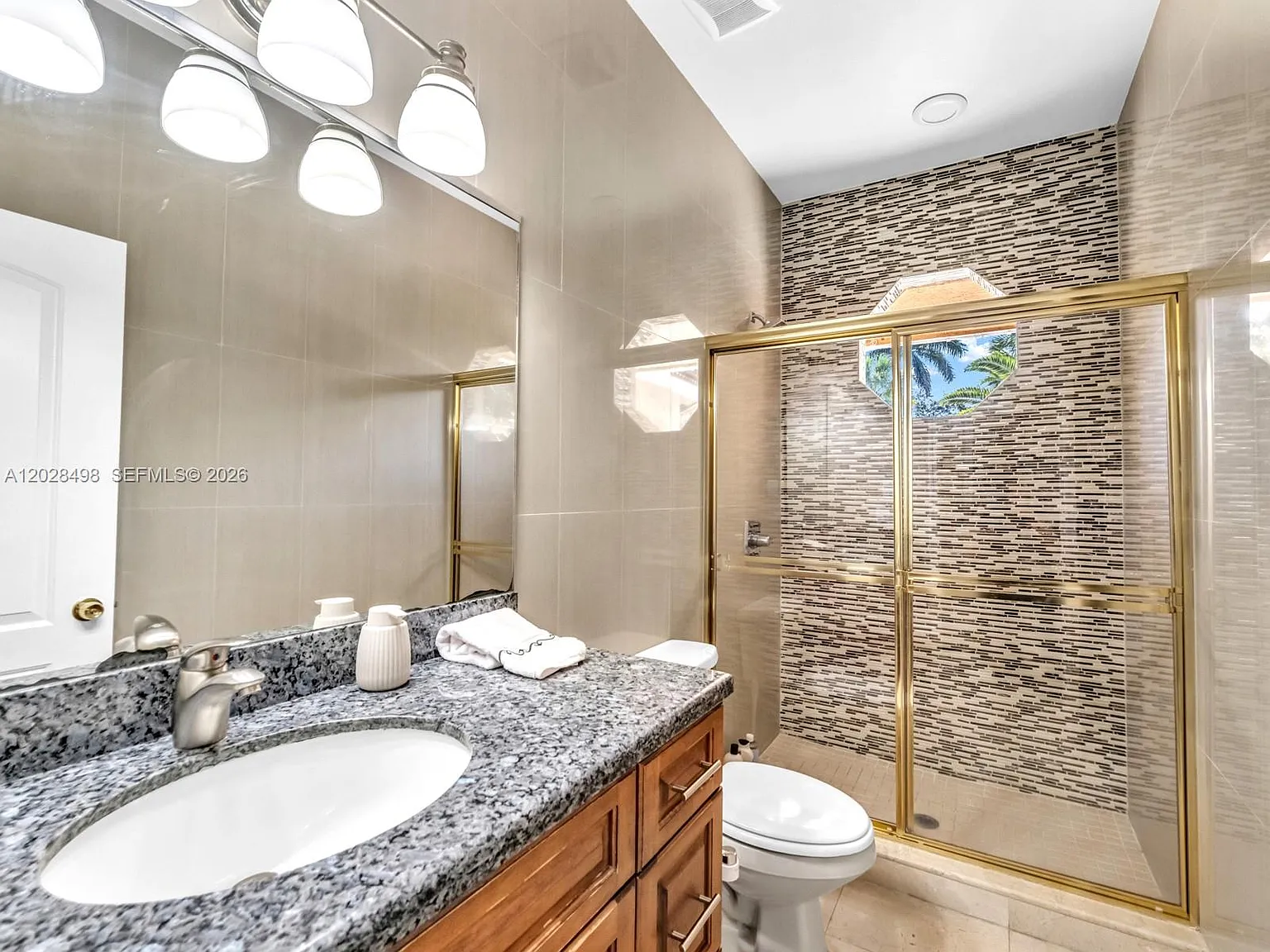 7 bed, 6300 sqft, $1,500 — Photo 2