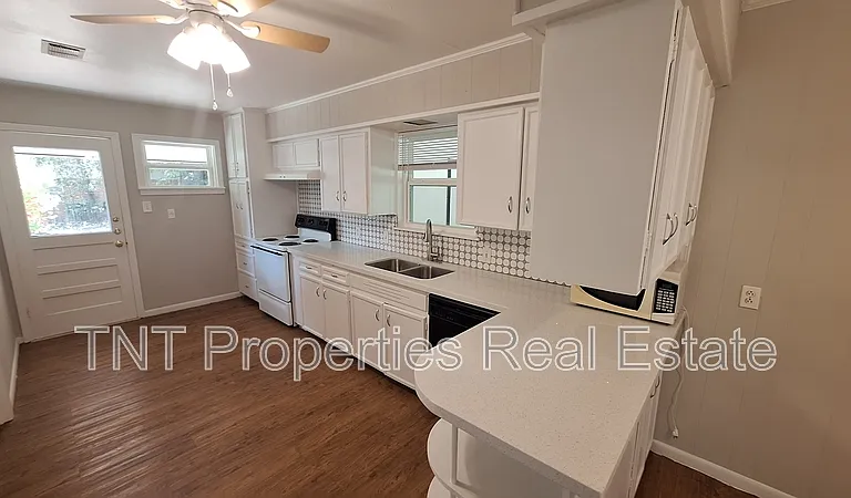 1618 Willow St — Photo 5