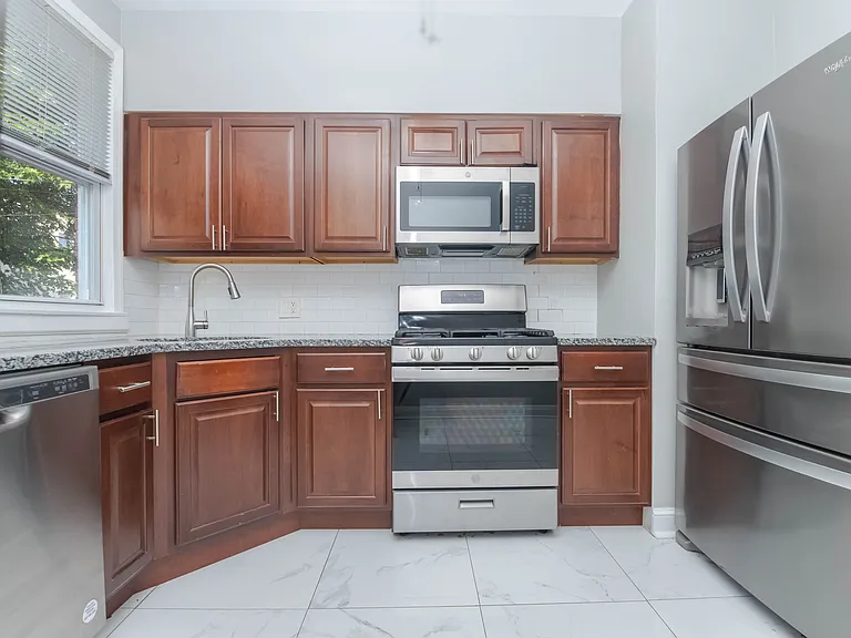 2811 Mayfield Ave — Photo 8
