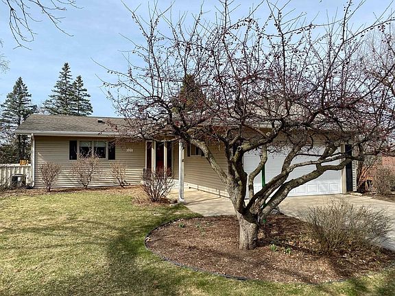 3rd image of 3814 Rolling Hill Dr