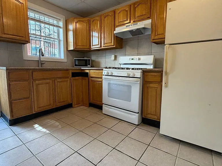 2059 Mercy St — Photo 10