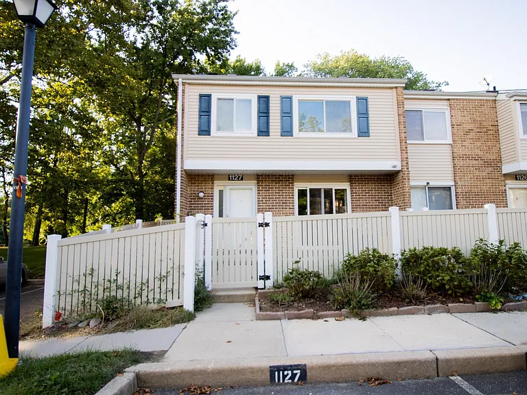 1127 Thackary Ct — Photo 33