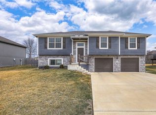 905 Chickadee Dr, Oak Grove, MO 64075