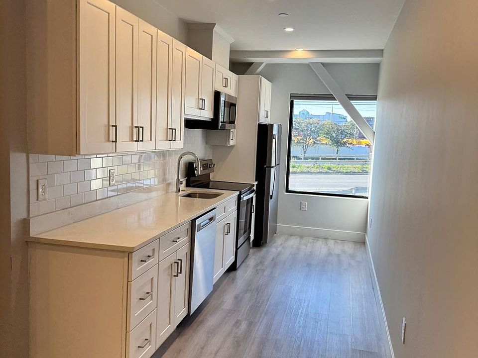 1st image of 333 Lee Burbank Hwy #1-4