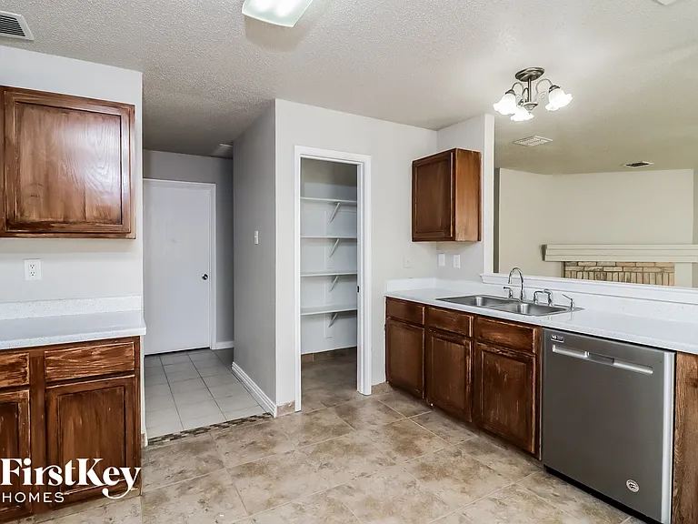 3913 Fox Run Dr — Photo 8