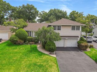 15 Hawthorne Rd, Garden City, NY 11530