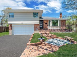 5 Warren Pl, Plainview, NY 11803