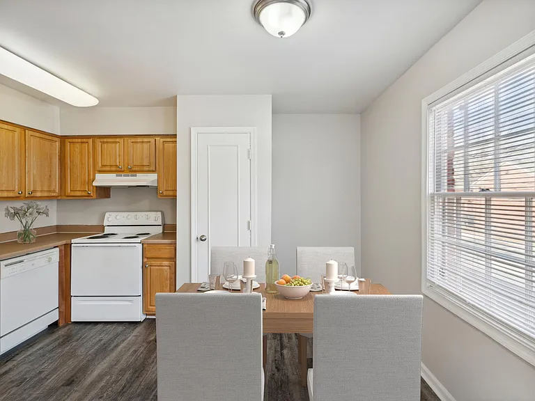 Jamestown Apartments & Townhomes — Photo 28