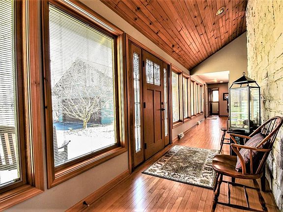 3rd image of 17 Meadow Wood Dr