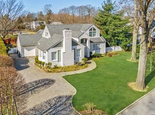 23 Canterbury Ln, Roslyn Heights, NY 11577