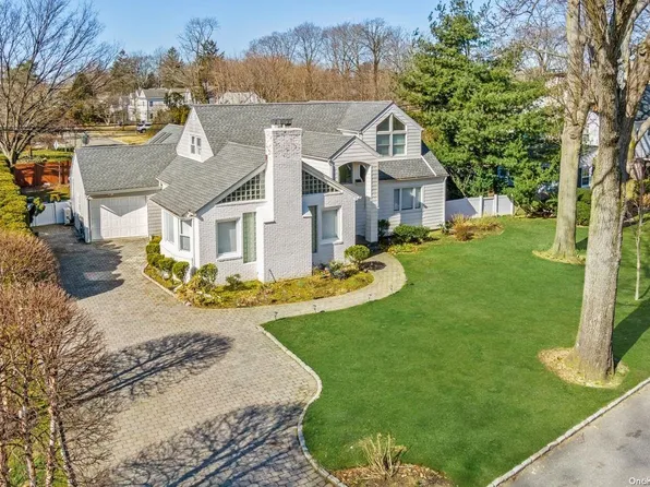 23 Canterbury Lane, Roslyn Heights, NY 11577