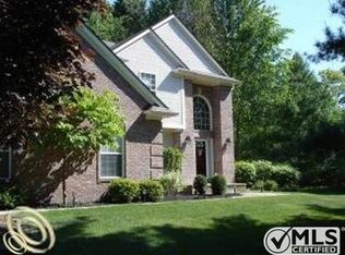 896 Grampian Ave, Lake Orion, MI 48362