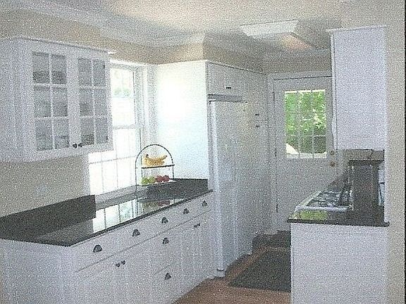 Beautiful kitchen w/granite countertops and oak floors
