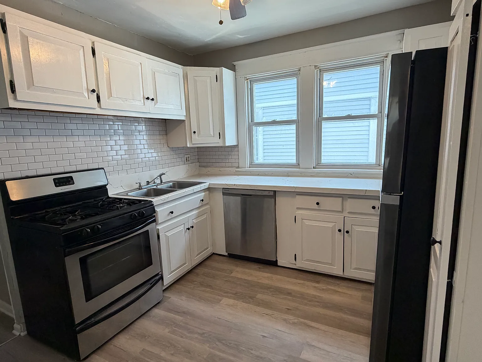 3 bed, 1200 sqft, $1,900 — Photo 2