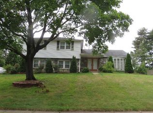 826 Oriole Ln, Huntingdon Valley, PA 19006