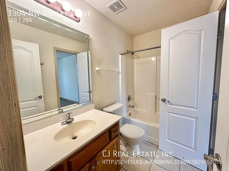 1304 NW Ashley Dr — Photo 6