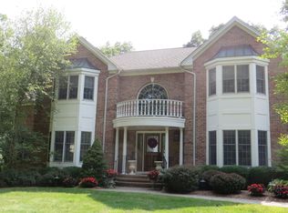 4 Wood Hollow Dr, Pittstown, NJ 08867