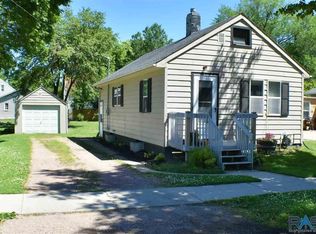 216 E 4th Ave, Lennox, SD 57039