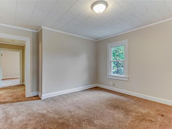 5th image of 210 Oakhurst St