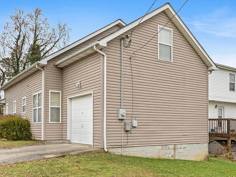 328 Ferguson St — Photo 4