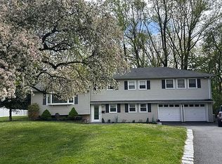 8 Hillside Ct E, Morris Plains, NJ 07950