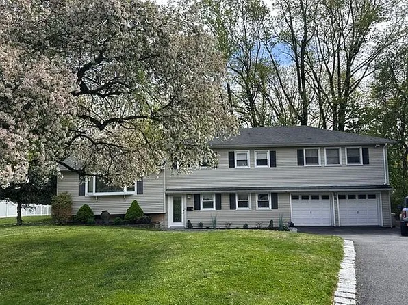 8 Hillside Ct E, Morris Plains, NJ 07950