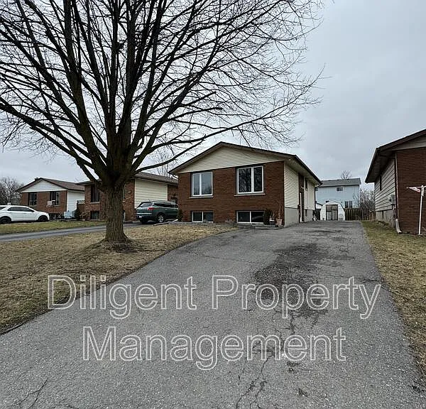 581 Barnes Cres #6 — Photo 2