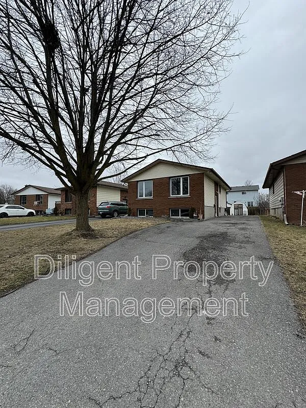 Building Photo - 581 Barnes Cres #6