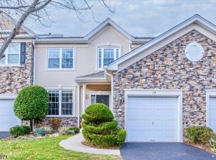 13 Fernwood Ct, Whitehouse Station, NJ 08889