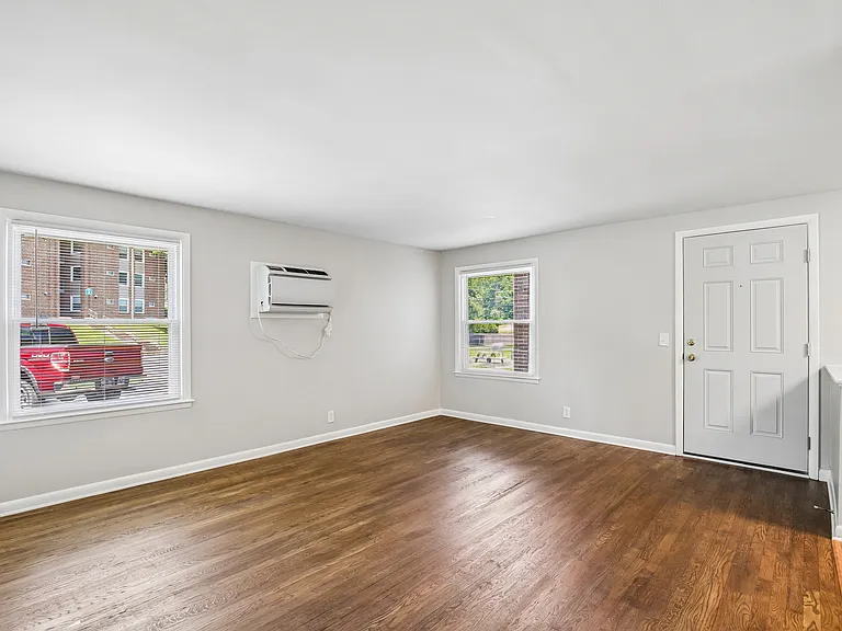 Roberts Park Apartments — Photo 18