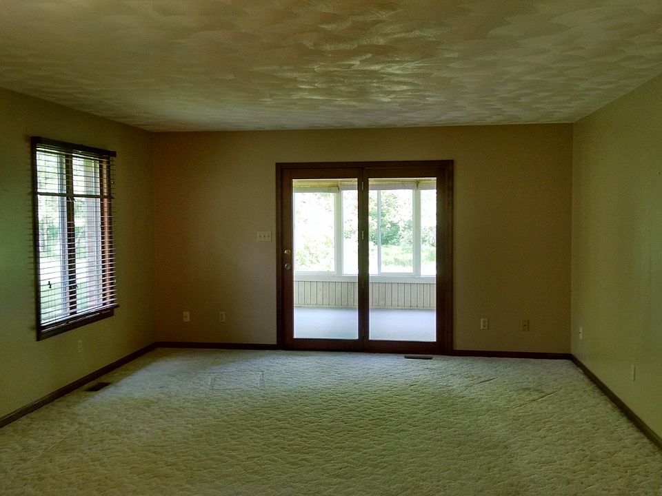 2nd image of 658 S Main St