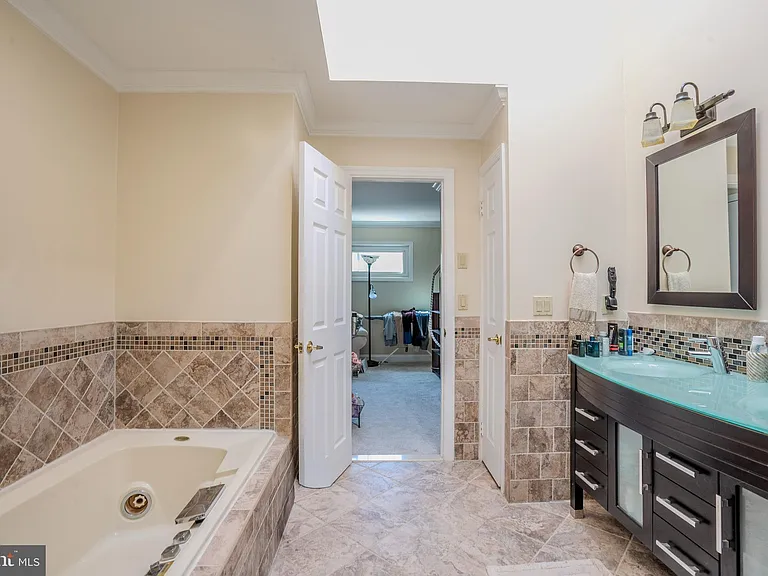 61 Amherst Way — Photo 40